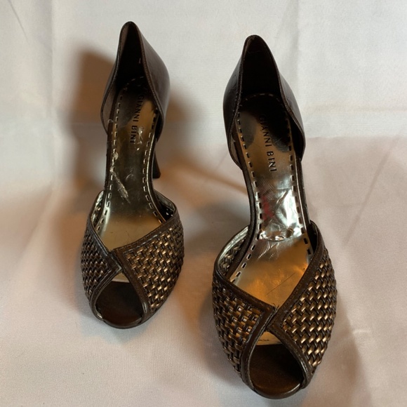 Gianni Bini Bronze and Bown Woven Open Toe Heels! - Picture 2 of 9